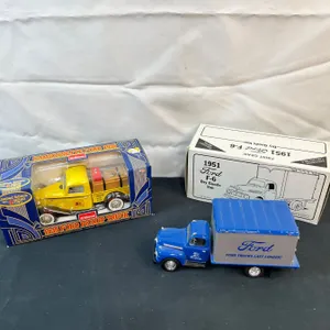 1951 Ford F-6 Dry Goods Van & Camionnette Ford 1935 Truck Bank