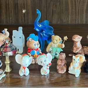 Minuscule Figures