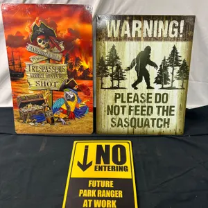 Assorted Decorative Signs