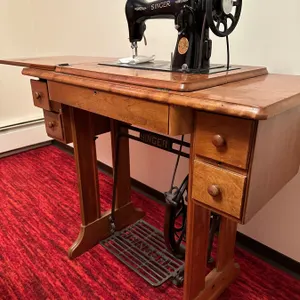Singer 1948 Sewing Machine with Cabinet
