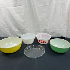 2 Vintage Pyrex Bowls & 2 Vintage Heat Proof Bowls & Marinex Pie Plate