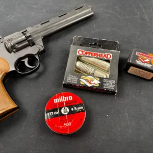 Crossman Pellet Gun with Accessories