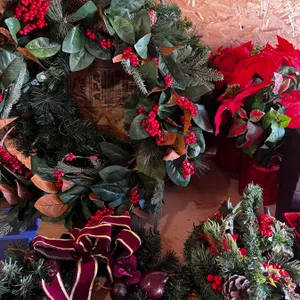 Christmas Wreaths & Décor