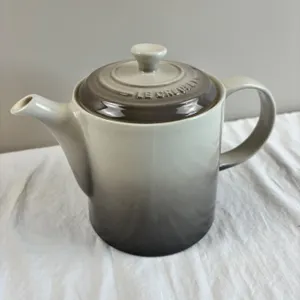 Le Creuset (Nutmeg) 1.3 LTR Tea Pot