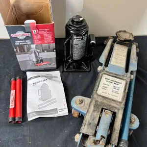 2 Hydraulic Jacks