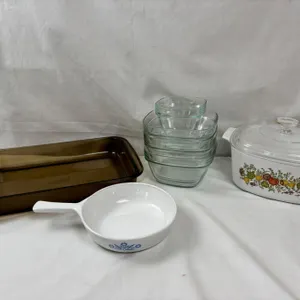 Pyrex, Corningware & Rubbermaid Kitchen Items