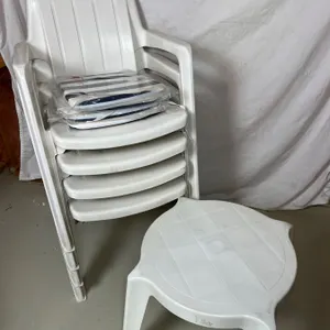 Jardin Plastic Patio Chairs & Side Table