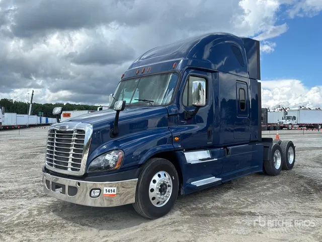 2015 Freightliner Cascadia 125 6x4 T/A Sleeper Truck Tractor