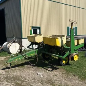 JOHN DEERE 7000  4 ROW PLANTER