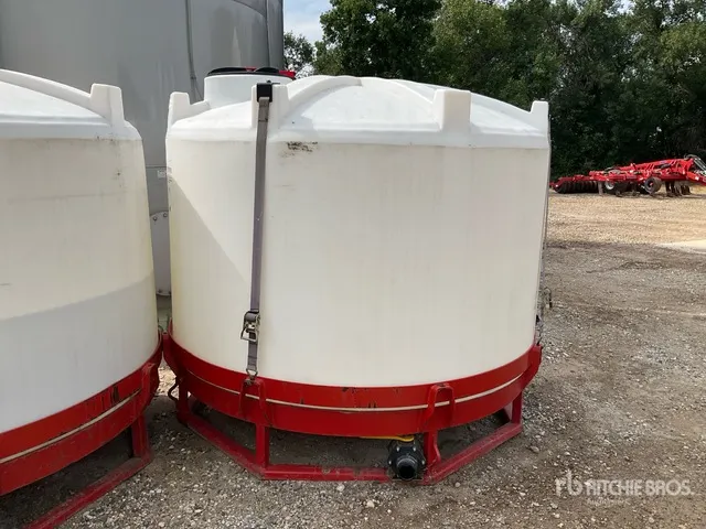 Free Form 1250 gal Poly Liquid Fertilizer Tank