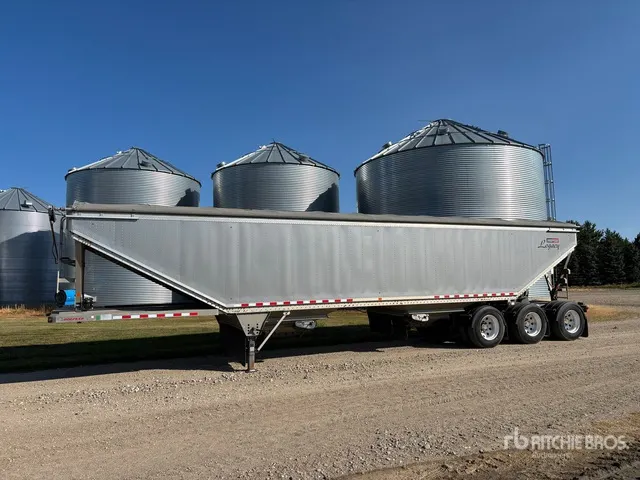 2019 Doepker Legacy 45 ft Tri/A Grain Trailer