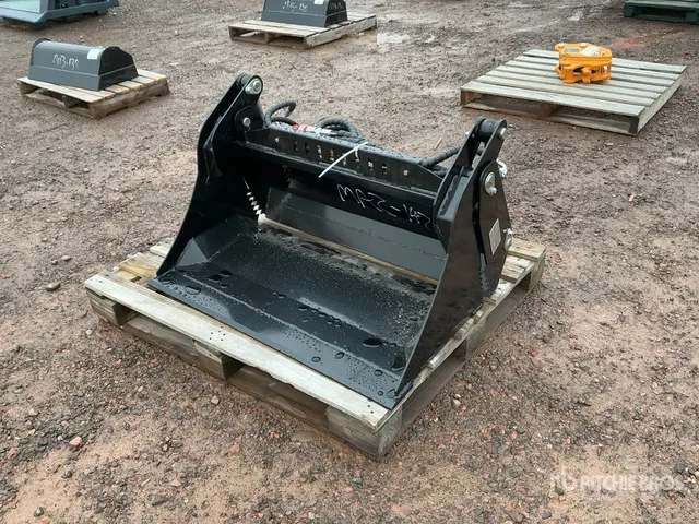 2026 GIYI GY-XKH39 39 in Multi-Purpose Mini Skid Steer Bucket (Unused)
