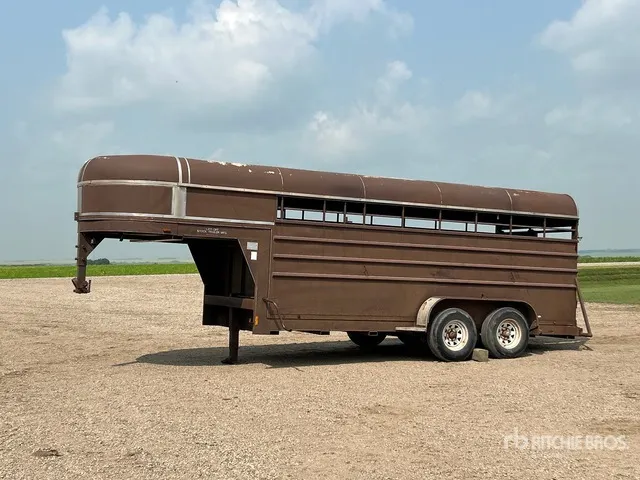 1990 Lift-Off 16 ft T/A Gooseneck Livestock Trailer