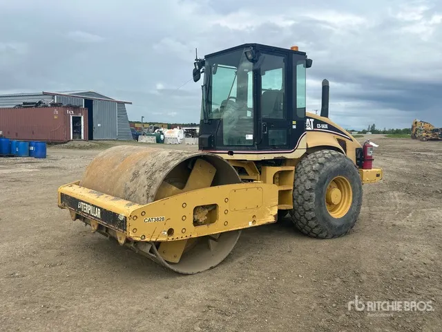 2006 Cat CS563E Vibratory Smooth Drum Compactor