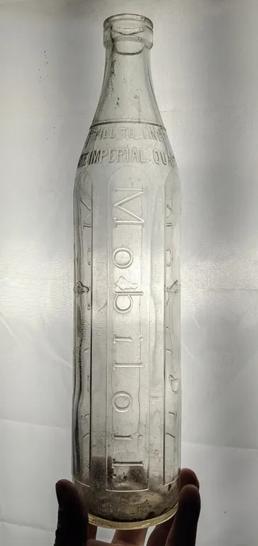 VACUUM OIL COMPANY EMBOSSED GARGOYLE MOBILOIL IMPERIAL QUART OIL BOTTLE