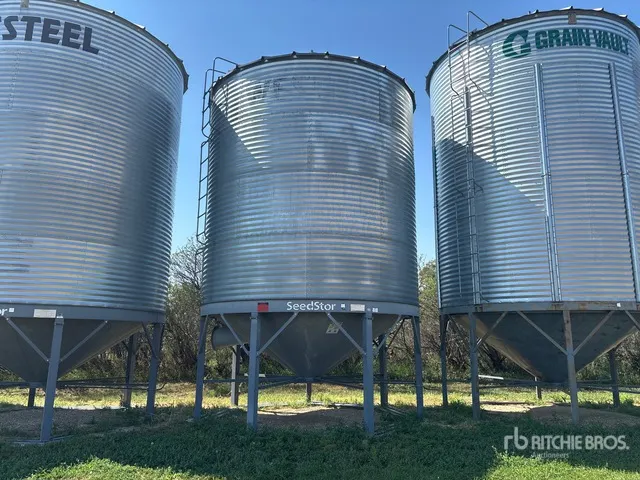Westeel +/- 2600 bu 4 Ring Hopper Grain Bin
