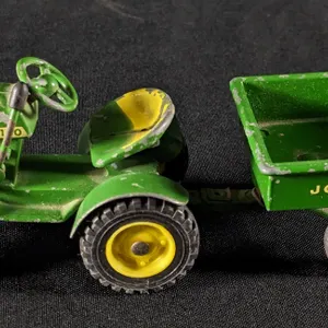 VUNTAGE 1/16 JOHN DEERE 110 GARDEN TRACTOR & UTILITY TRAILER