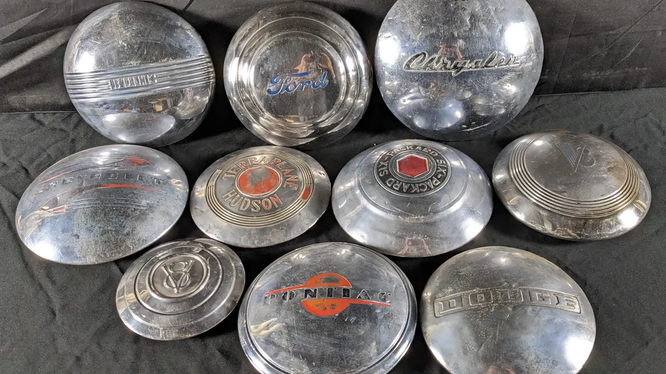 COLLECTION OF 10 VINTAGE AUTOMOBILE HUB CAPS FORD BUICK CHEVROLET PONTIAC HUDSON CHRYSLER DODGE ETC