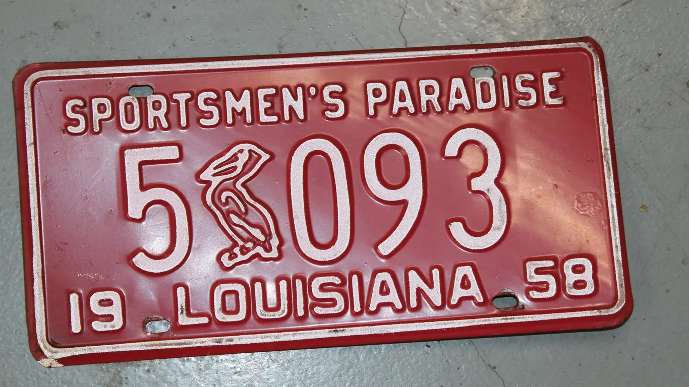 1958 SPORTSMAN'S PARADISE LOUISIANA LICENSE PLATE