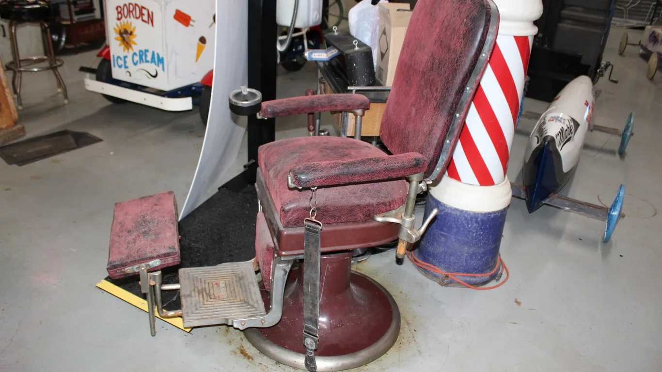 VINTAGE BARBER CHAIR