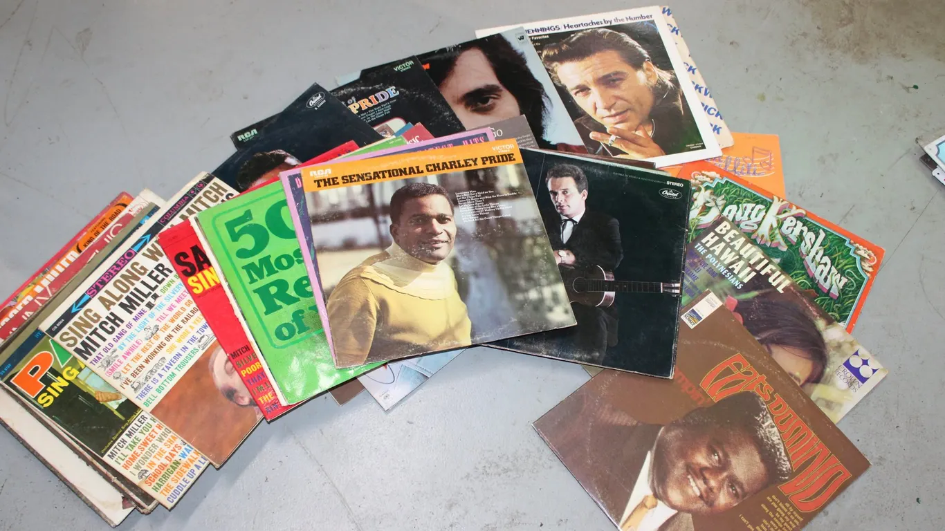 MIXED RECORDS AND MAGAZINES LOT