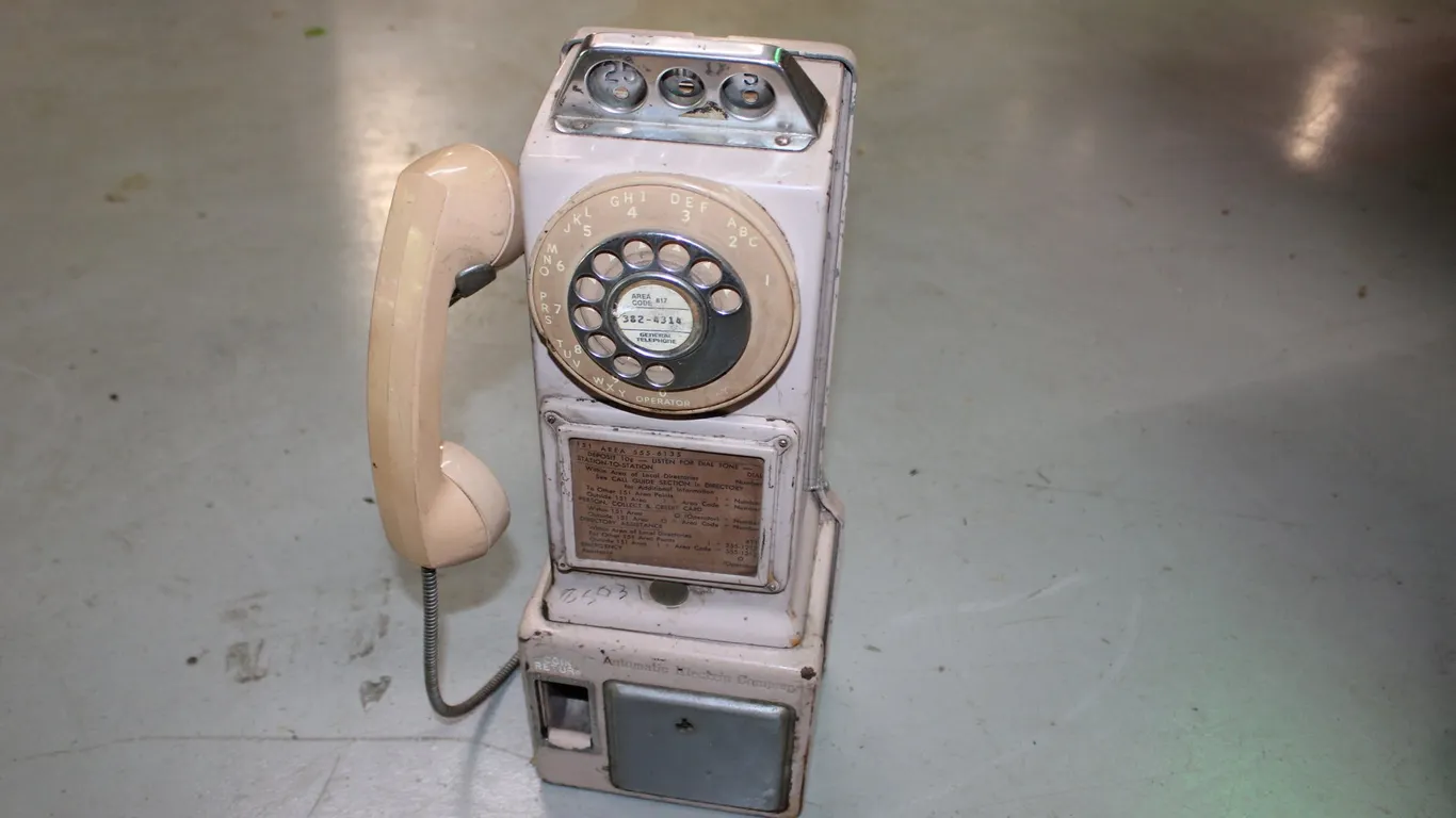 COIN-OPERATED PAY TELEPHONE