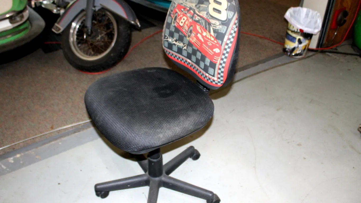 RACING THEMED OFFICE CHAIR