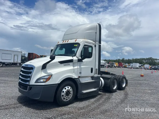 2020 Freightliner Cascadia 126 6x4 T/A Day Cab Truck Tractor