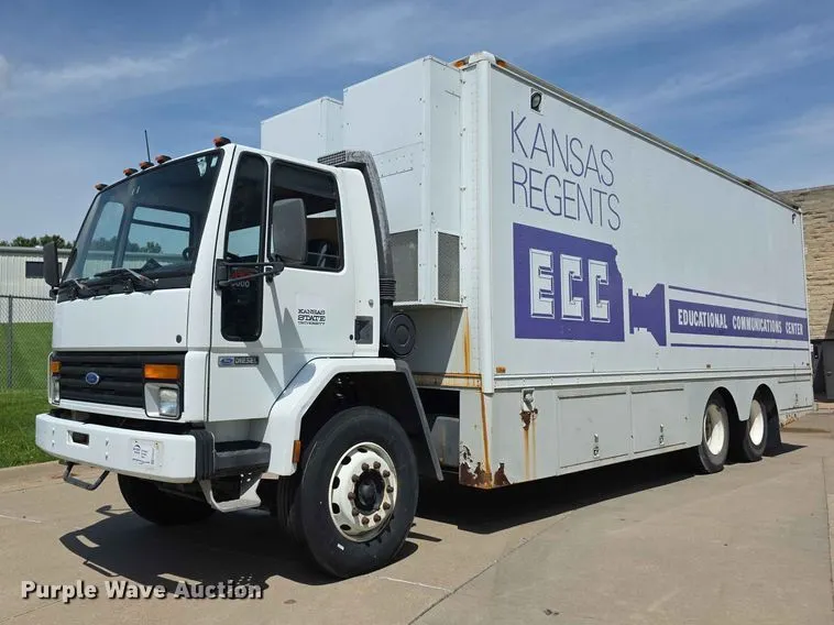 1989 Ford C8000 broadcasting truck
