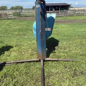 Cattle oiler with mineral tub (Unti A)