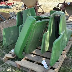 (2) JOHN DEERE POLY SNOUTS & (2) 930F SIDE PANELS