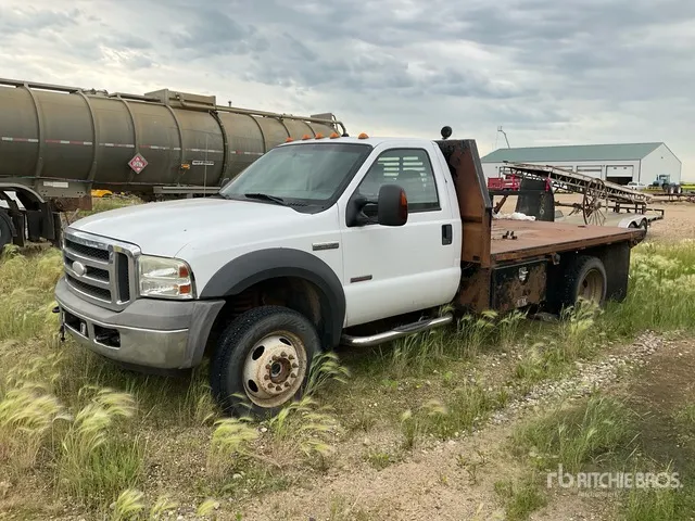 2005 Ford F-550 XLT 4x4 Flatbed Truck (Inoperable)