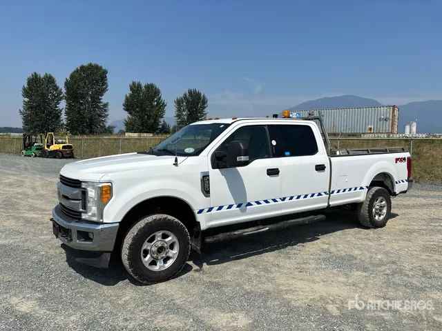 2017 Ford F-350 XLT 4x4 Crew Cab Pickup