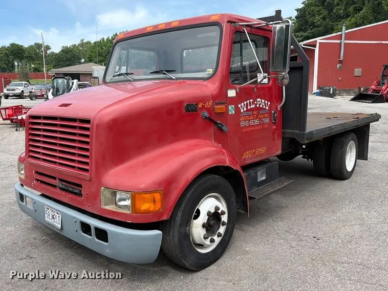 1995 International 4700 flatbed truck