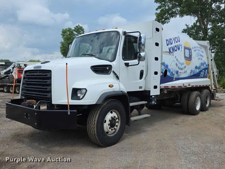 2017 Freightliner 114SD refuse truck