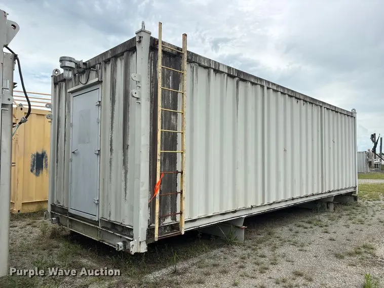 Skid mounted living quarters
