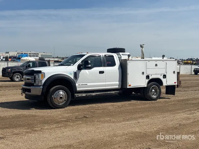 2017 Ford F-450 XLT 4x4 Extended Cab Utility Truck