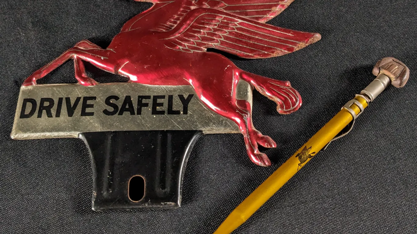 MOBIL PEGASUS LICENSE PLATE TOPPER & MECHANICAL PENCIL (RUGBY NORTH DAKOTA)
