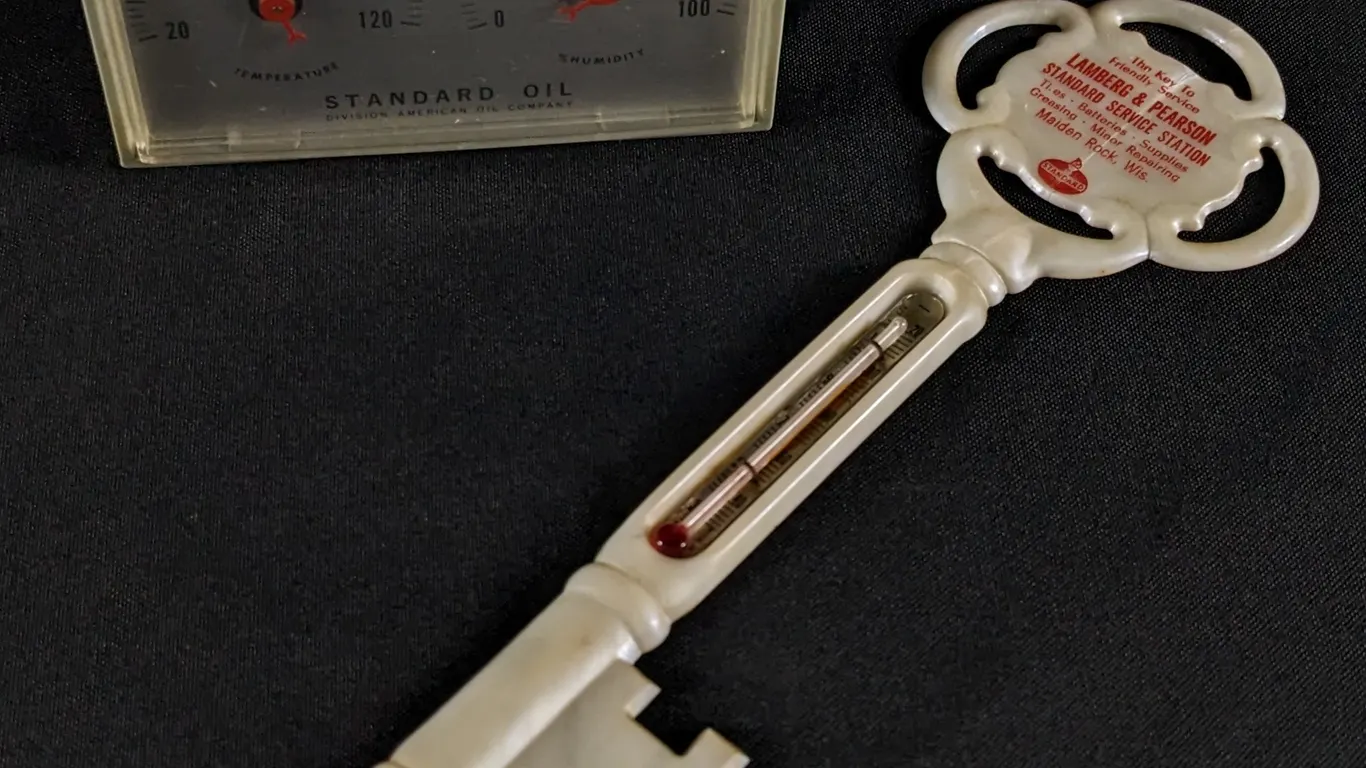 2STANDARD IL COMPANY THERMOMETER SIGNS MAIDEN ROCK WISCONSIN