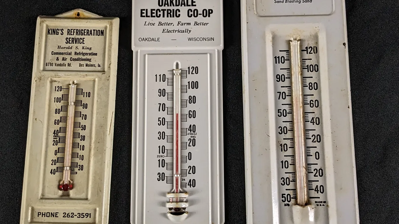 3 TIN THERMOMETER SIGNS BAY CITY WISCONSIN SAND, OAKDALE WI ELECTRIC COOP, KINGS REFRIGERATION DES MOINES IOWA