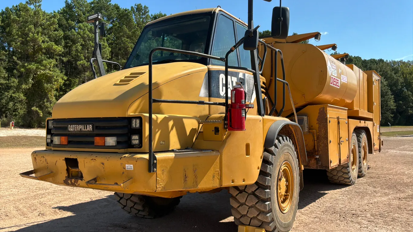 2007 CATERPILLAR 730 ARTICULATED T/A FUEL & LUBE TRUCK VIN: CAT00730TB1M03345