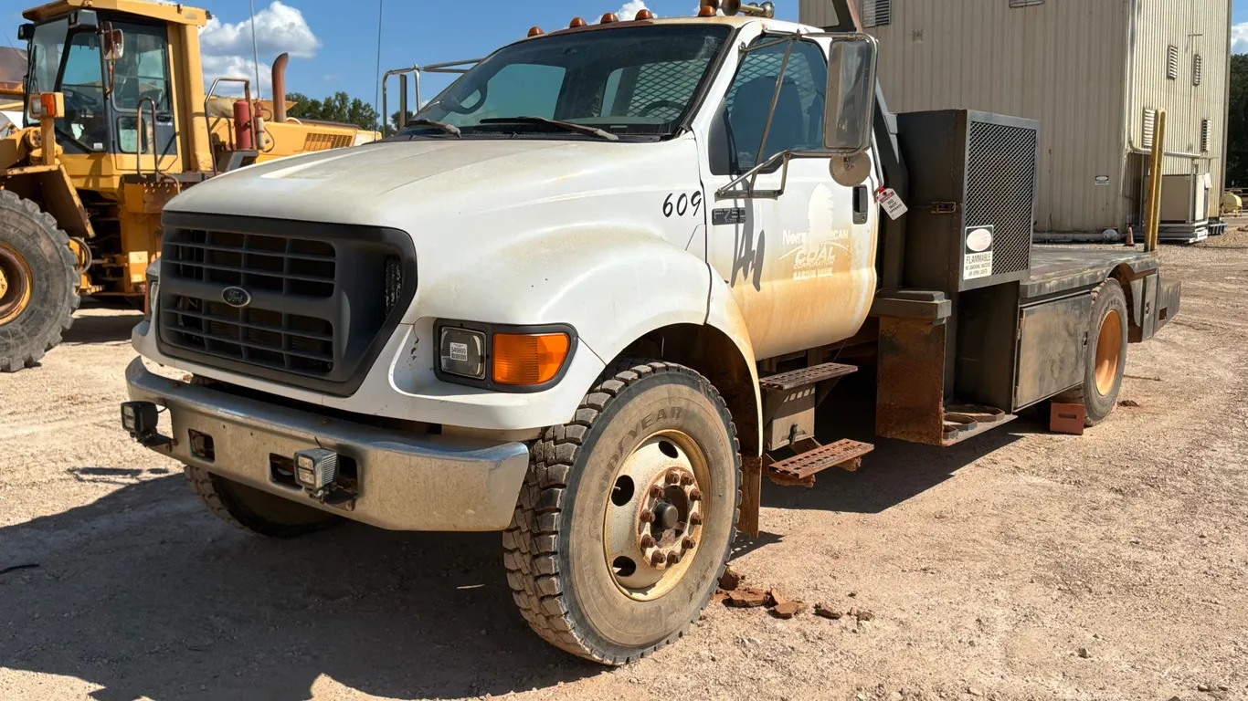 2002 FORD F750 SINGLE AXLE REGULAR CAB FLATBED TRUCK VIN: 3FDXF75B22MA23727