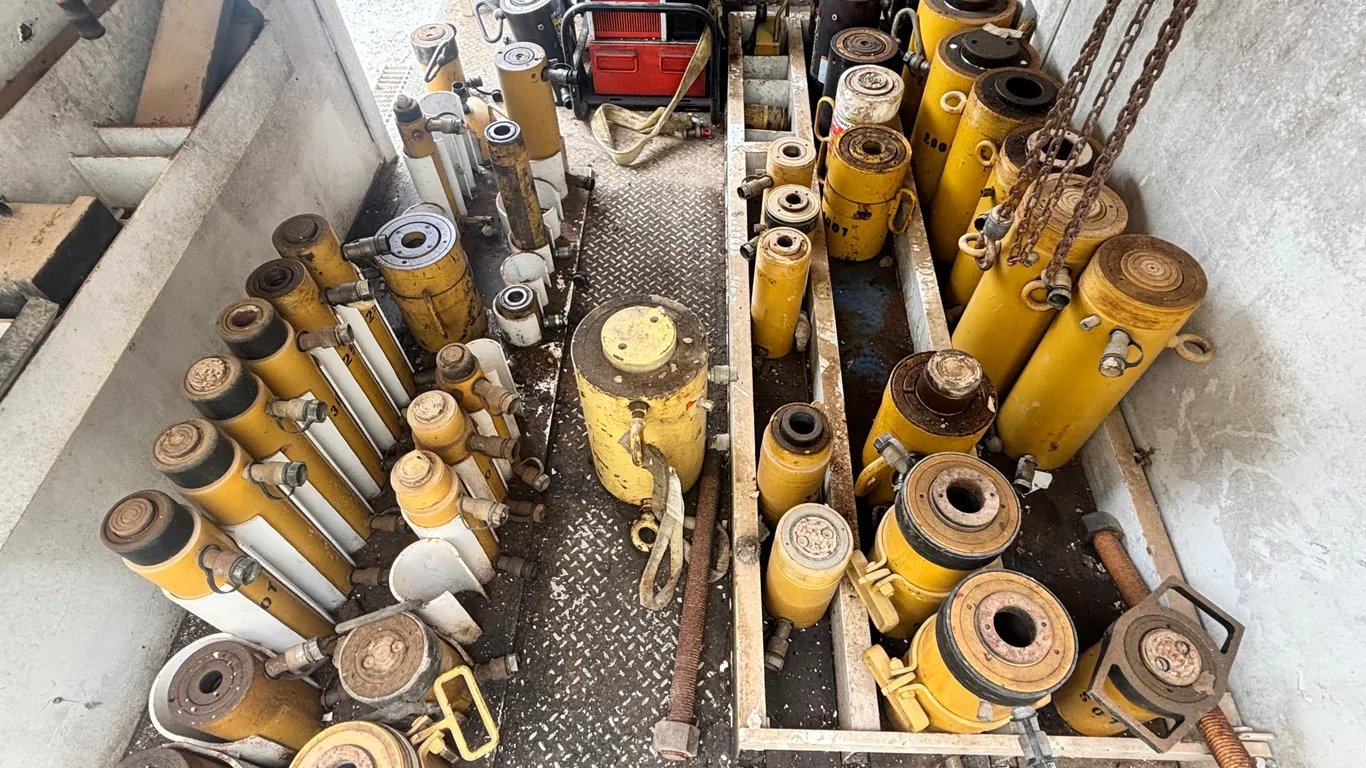 HYDRAULIC PUMPS & DUAL - SINGLE PORTED HYDRAULIC CYLINDER JACKS TAG A LONG