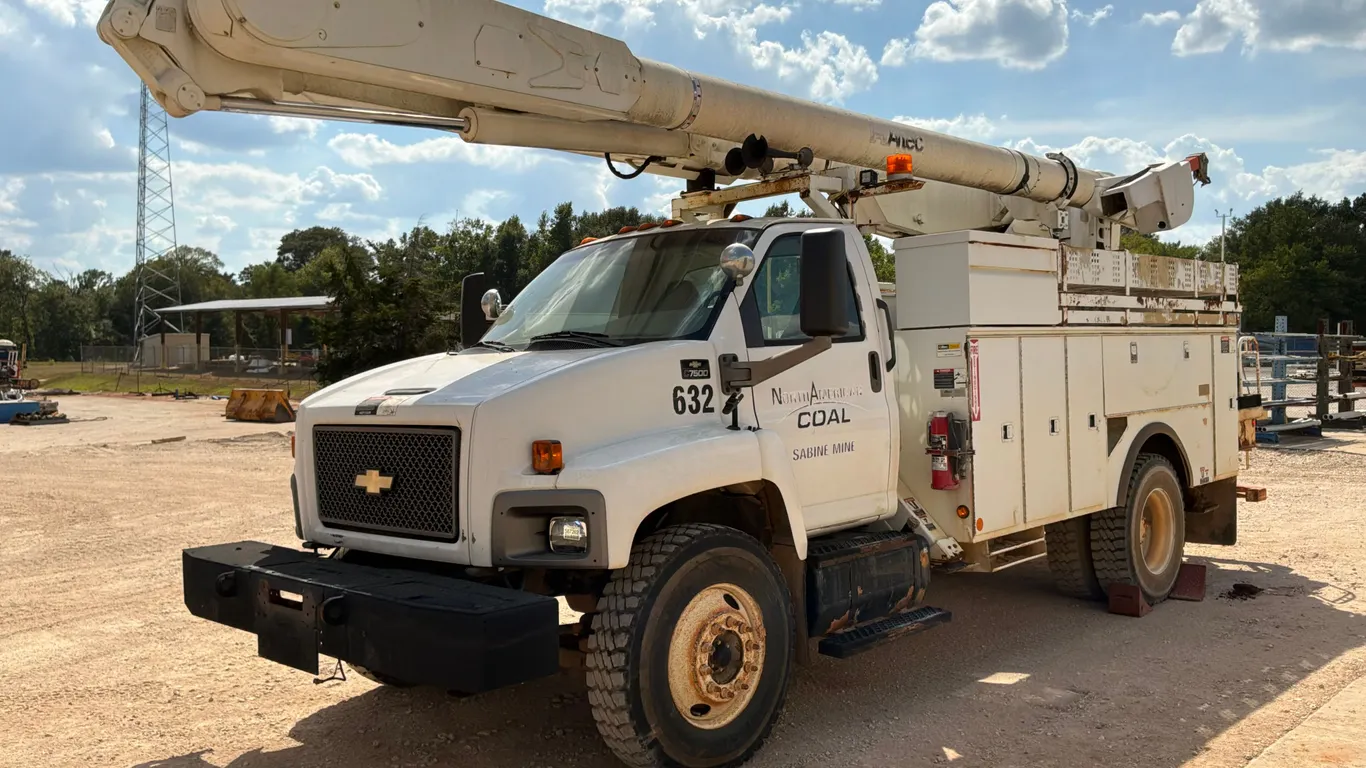 ALTEC AM855 2006 CHEVROLET C7500 OVER-CENTER MATERIAL HANDLING BUCKET TRUCK VIN: 1GBM7C1CX6F411780