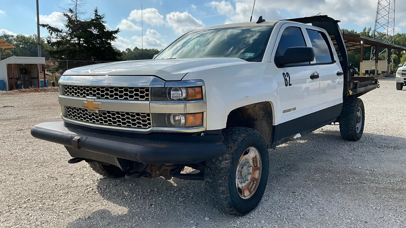 2019 CHEVROLET SILVERADO 2500 HD SINGLE AXLE CREW CAB 4X4 FLATBED TRUCK VIN: 1GC1KREG2KF127390