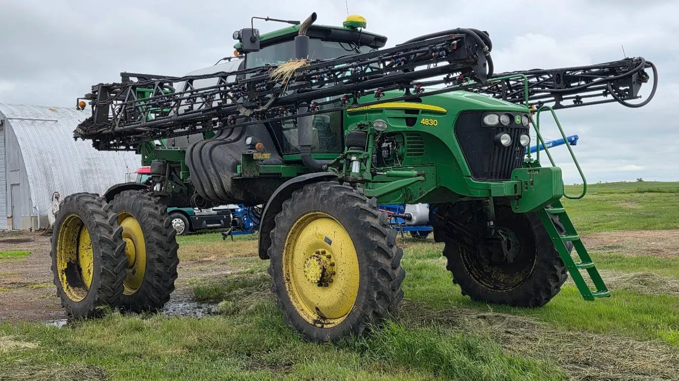 2011 John Deere 4830 100' self-propelled sprayer
