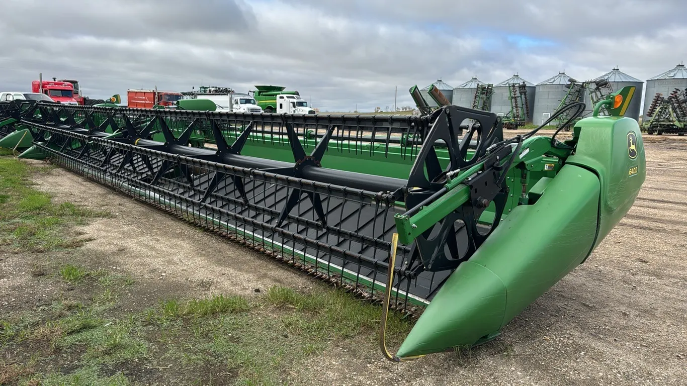 2013 John Deere 640D 40' draper head