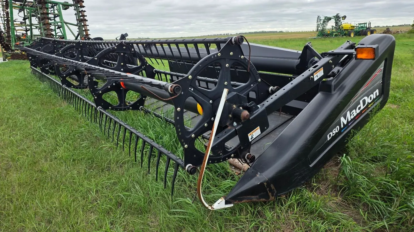 2010 MacDon D50 30' draper head