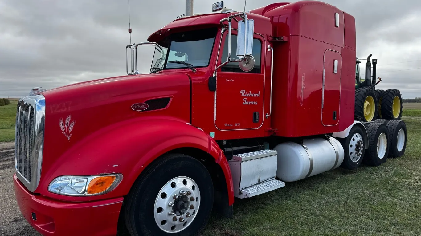 2009 Peterbilt 386 triaxle sleeper