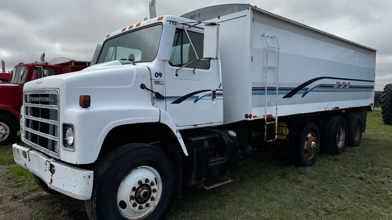 1987 International S2300 triaxle
